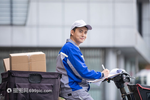 快递小哥的坚守 户外高效收取快递包装